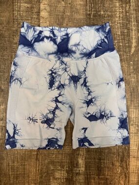 Yeoreo- High-Waist Tie-Dye Bike Shorts - Blue/White. women’s size M